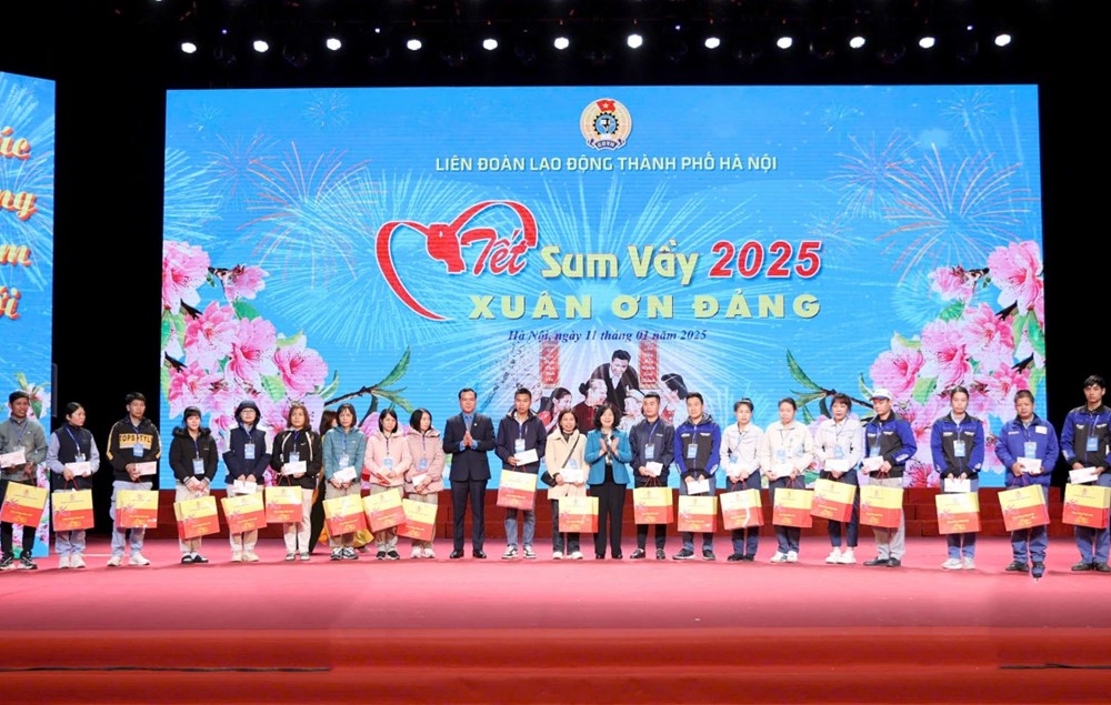 Bí thư Thành ủy Hà Nội dự “Tết Sum vầy - Xuân ơn Đảng” với công nhân lao động - ảnh 1