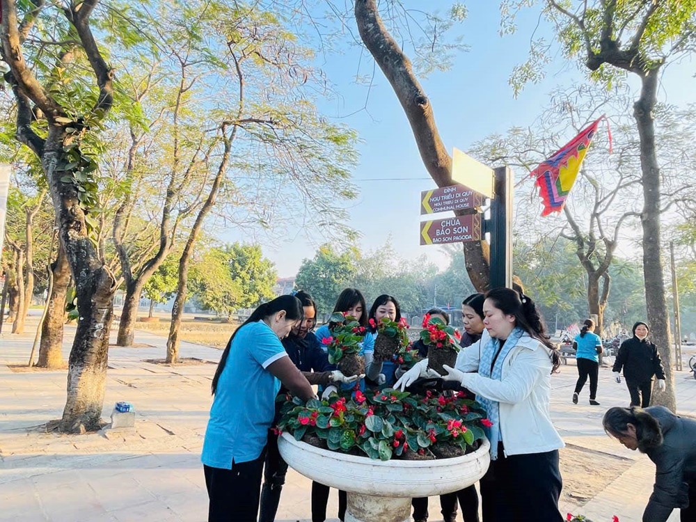 Các cấp Hội LHPN huyện Đông Anh: Tổng vệ sinh môi trường chào đón năm mới - ảnh 1