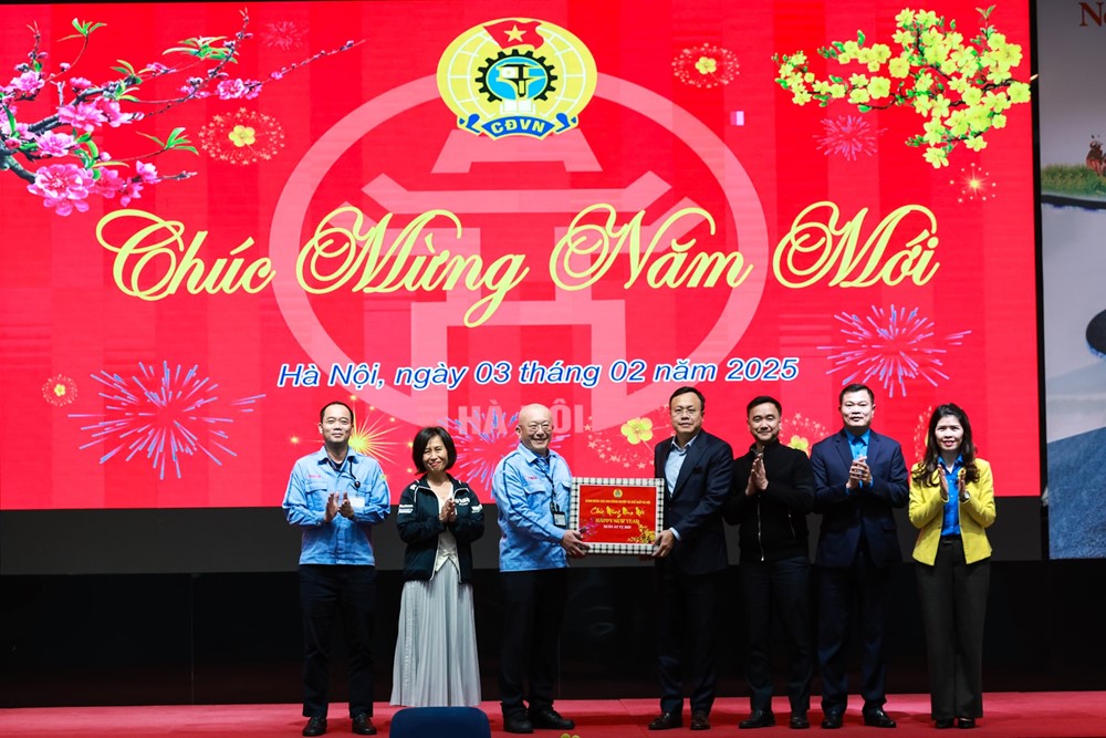 Lãnh đạo LĐLĐ thành phố động viên, mừng tuổi công nhân đi làm trở lại sau Tết - ảnh 1
