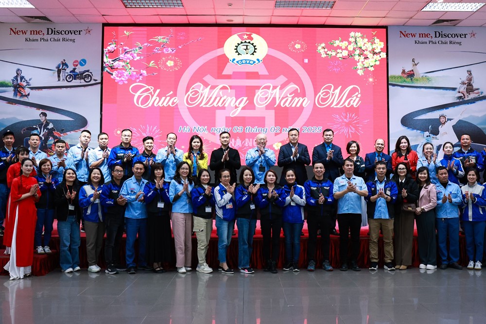 Lãnh đạo LĐLĐ thành phố động viên, mừng tuổi công nhân đi làm trở lại sau Tết - ảnh 3