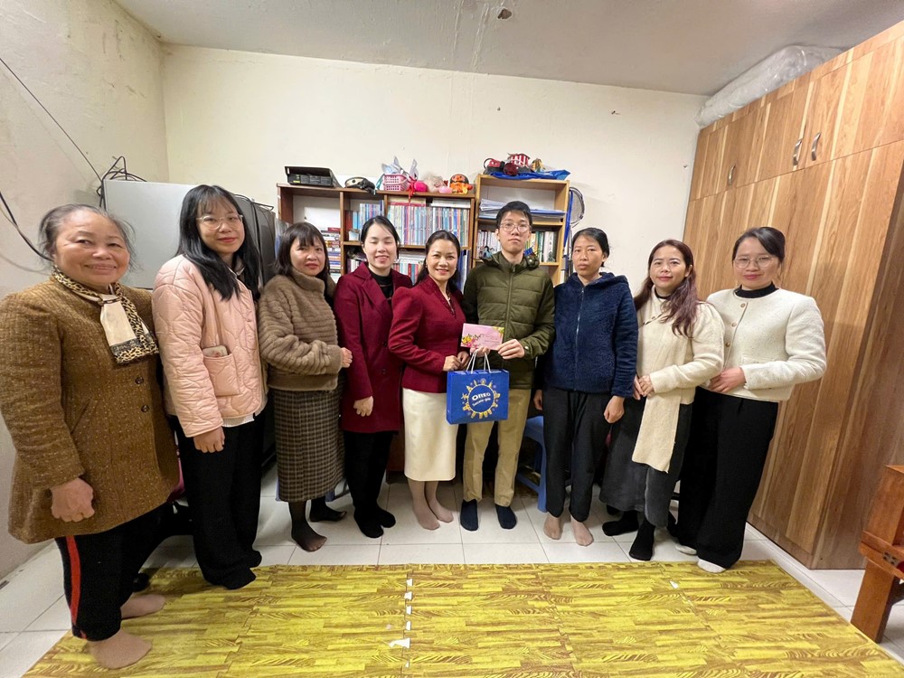 Trao kinh phí đỡ đầu cho trẻ em mồ côi hoàn cảnh khó khăn - ảnh 1
