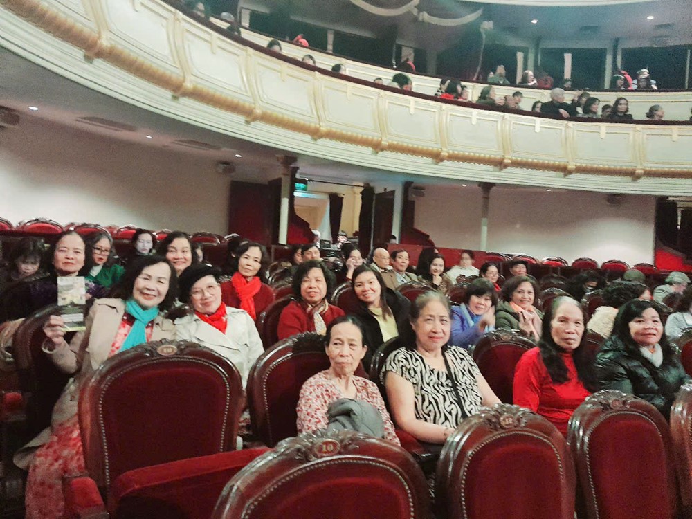 Đưa cán bộ, hội viên phụ nữ đến với sân khấu kịch Việt - ảnh 2