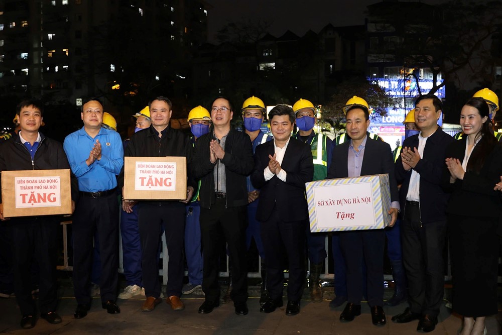 Lãnh đạo LĐLĐ thành phố Hà Nội thăm, động viên công nhân tại hiện trường nạo vét sông Tô Lịch - ảnh 1