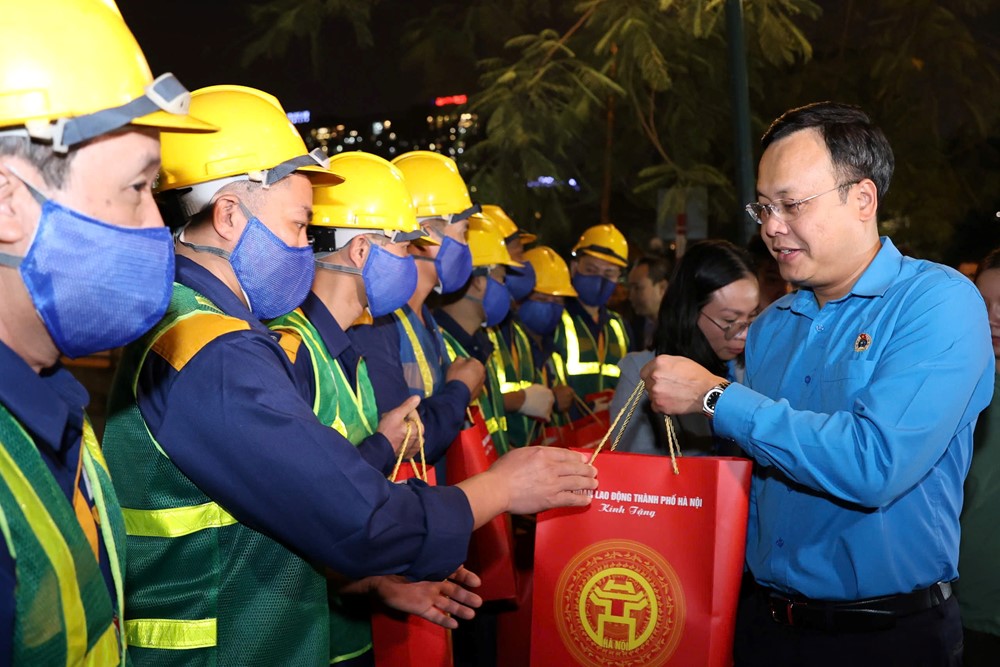 Lãnh đạo LĐLĐ thành phố Hà Nội thăm, động viên công nhân tại hiện trường nạo vét sông Tô Lịch - ảnh 2