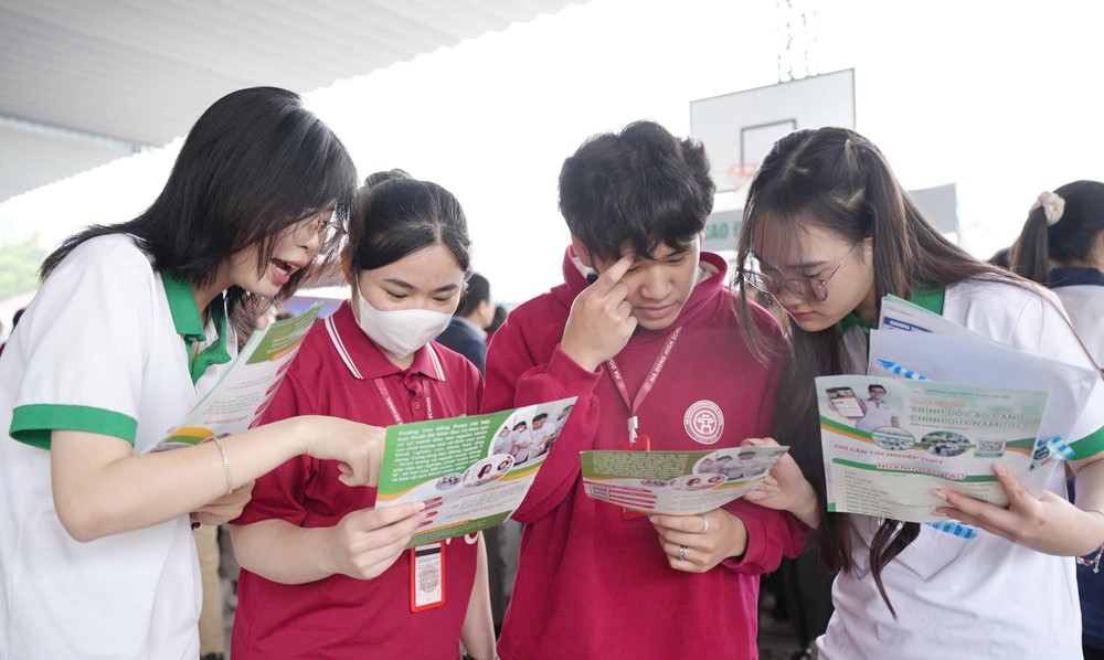 Hơn 2.000 học sinh Hà Nội được tư vấn tuyển sinh, hướng nghiệp trước mùa thi - ảnh 5