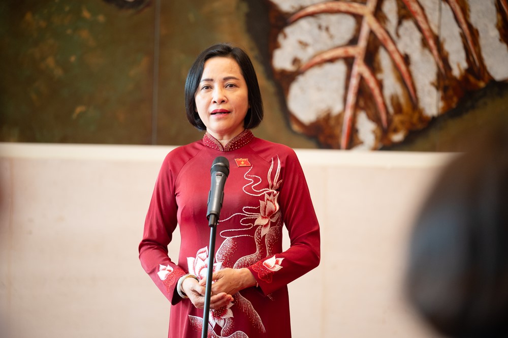 Phó Chủ tịch Quốc hội Nguyễn Thị Thanh gặp mặt Đoàn đại biểu Hội LHPN huyện Mê Linh - ảnh 2