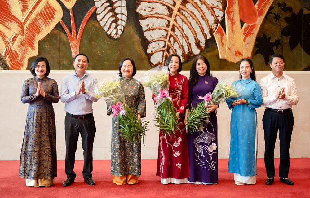 Phó Chủ tịch Quốc hội Nguyễn Thị Thanh gặp mặt Đoàn đại biểu Hội LHPN huyện Mê Linh - ảnh 5