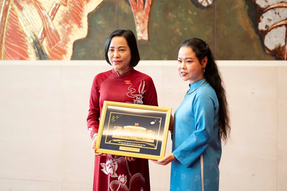Phó Chủ tịch Quốc hội Nguyễn Thị Thanh gặp mặt Đoàn đại biểu Hội LHPN huyện Mê Linh - ảnh 3