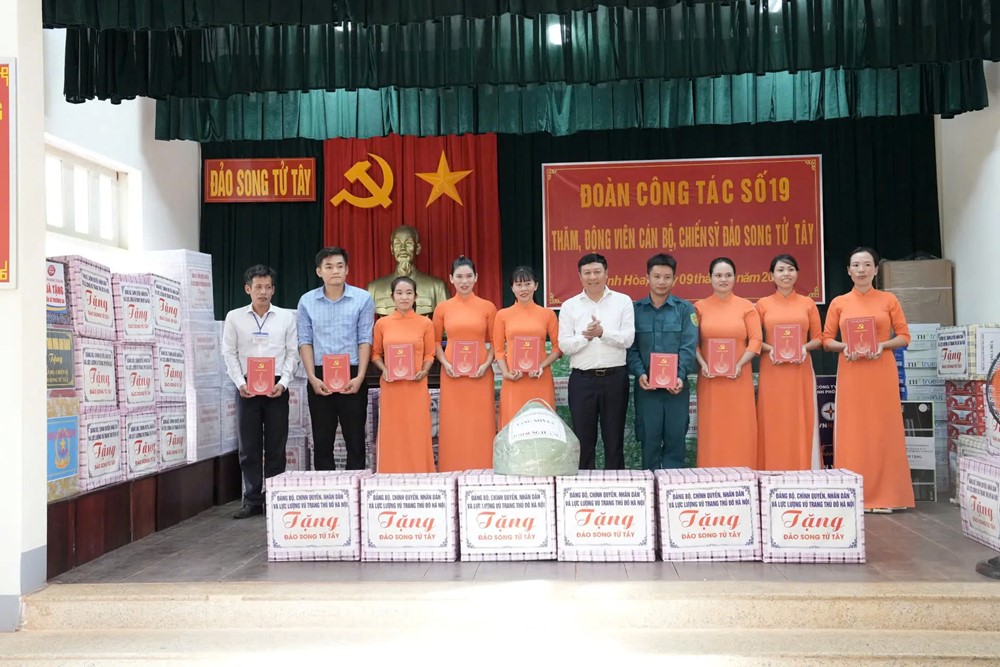 Vượt trùng khơi, mang tình cảm của Hà Nội tới Trường Sa - ảnh 4