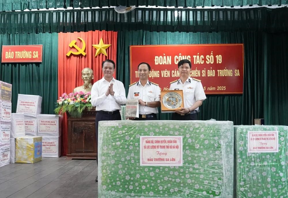 Vượt trùng khơi, mang tình cảm của Hà Nội tới Trường Sa - ảnh 1