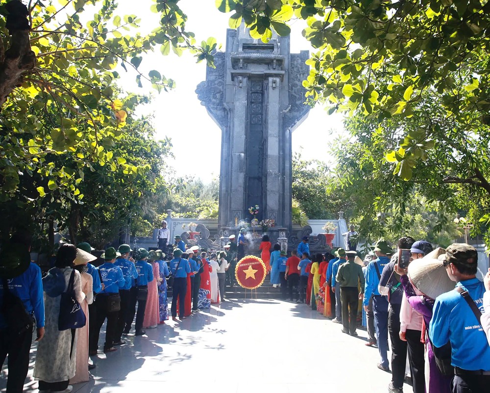Vượt trùng khơi, mang tình cảm của Hà Nội tới Trường Sa - ảnh 2