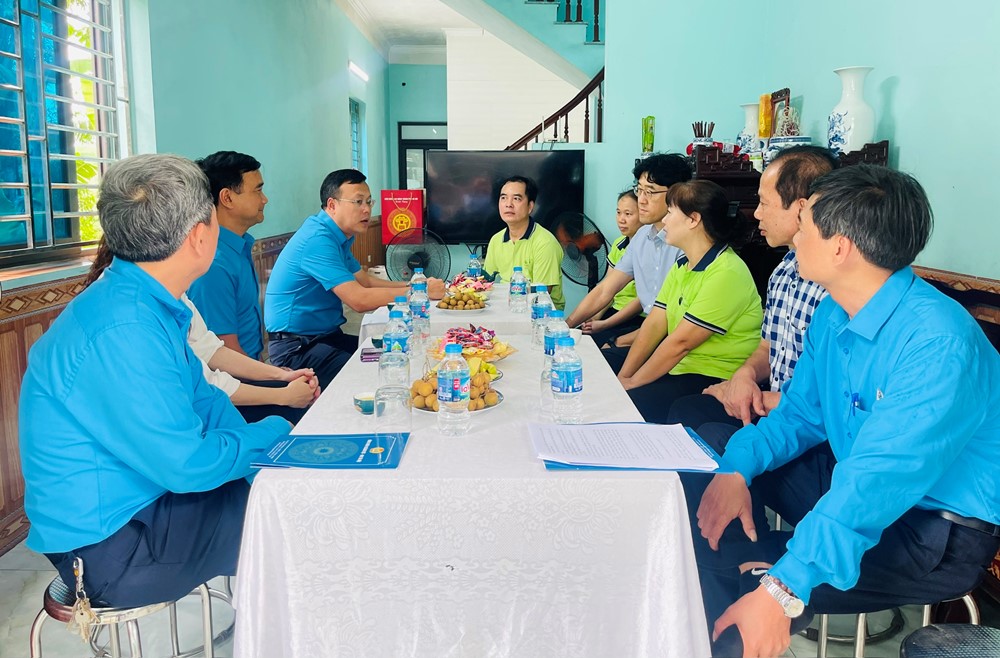 Chủ tịch LĐLĐ thành phố Hà Nội thăm, tặng quà công nhân bị tai nạn lao động - ảnh 2