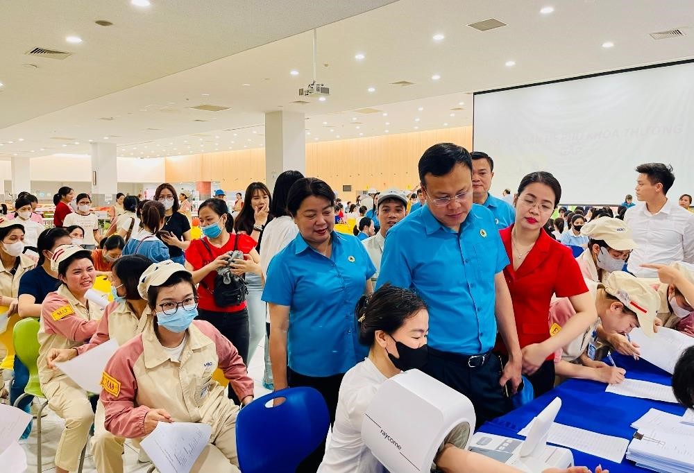 Chăm lo sức khỏe cho nữ công nhân lao động  - ảnh 1