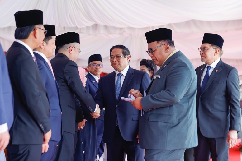 Thủ tướng Anwar Ibrahim chủ trì lễ đón Thủ tướng Phạm Minh Chính thăm chính thức Malaysia - ảnh 1
