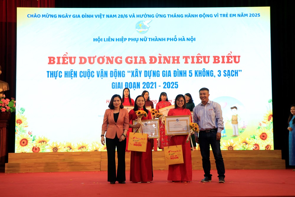 Trao tặng quà cho các gia đình Thủ đô tiêu biểu “5 không, 3 sạch” - ảnh 5