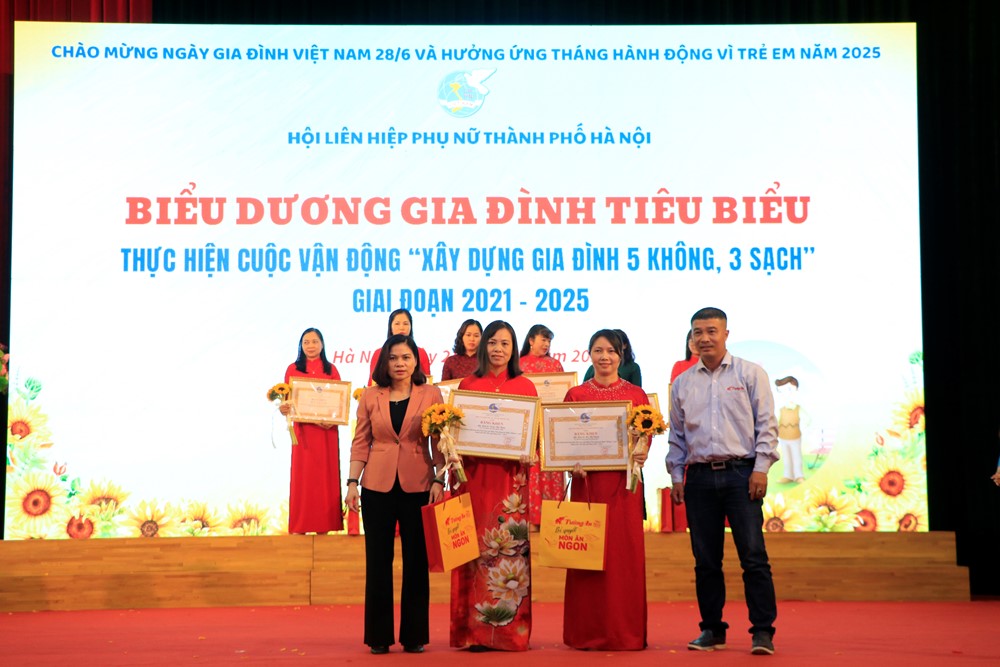 Trao tặng quà cho các gia đình Thủ đô tiêu biểu “5 không, 3 sạch” - ảnh 4