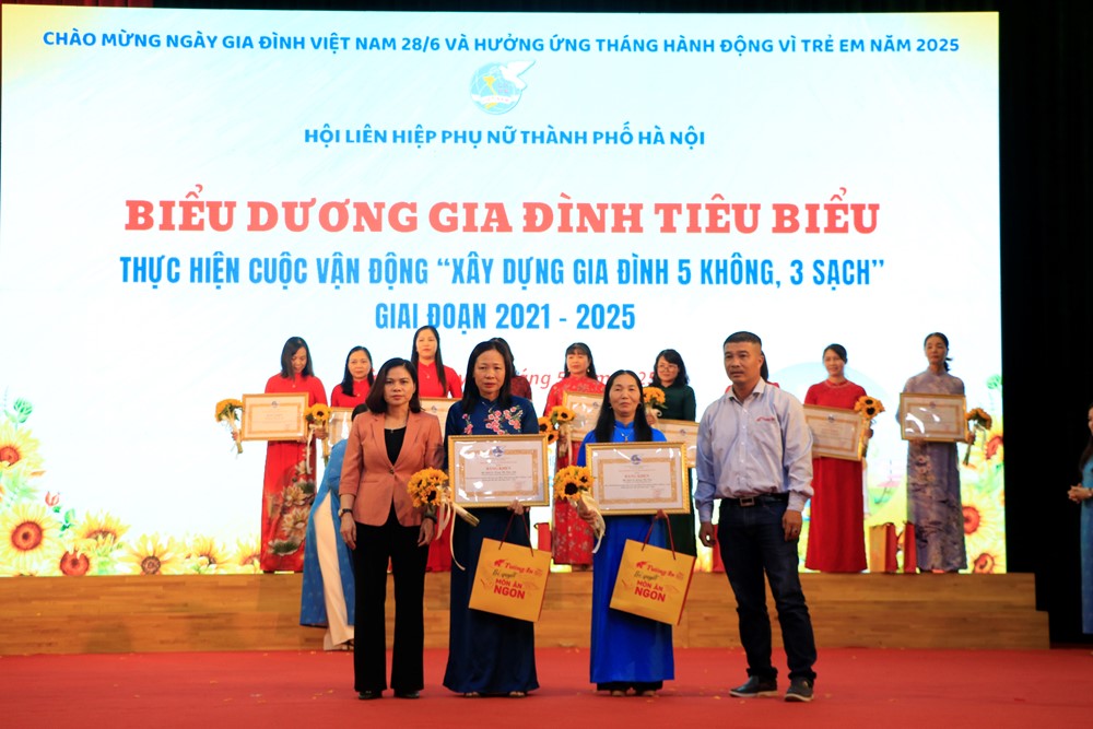 Trao tặng quà cho các gia đình Thủ đô tiêu biểu “5 không, 3 sạch” - ảnh 3