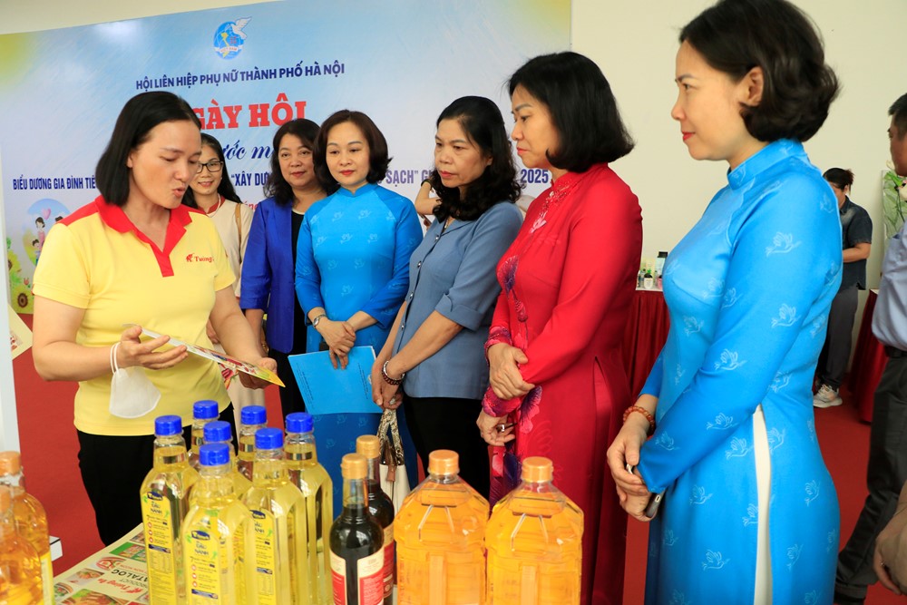 Trao tặng quà cho các gia đình Thủ đô tiêu biểu “5 không, 3 sạch” - ảnh 7