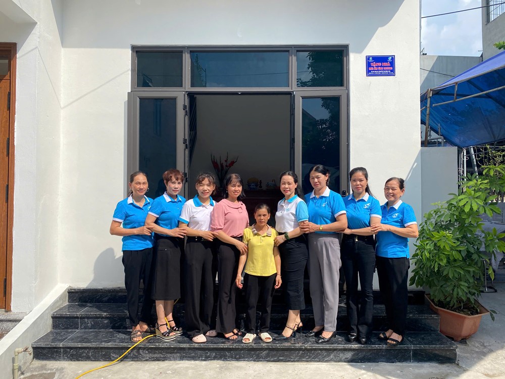 Hội LHPN huyện Mê Linh: Trao tặng Mái ấm tình thương cho phụ nữ có hoàn cảnh khó khăn - ảnh 3