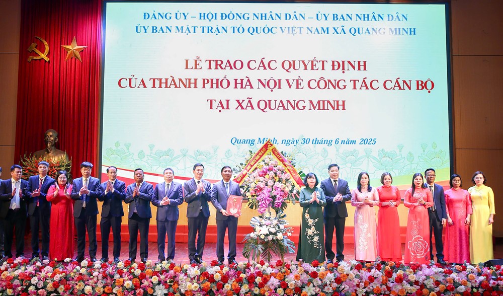 Bí thư Thành ủy Hà Nội trao các quyết định về công tác cán bộ tại xã Mê Linh và Quang Minh - ảnh 3