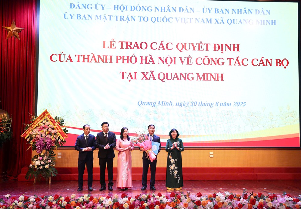 Bí thư Thành ủy Hà Nội trao các quyết định về công tác cán bộ tại xã Mê Linh và Quang Minh - ảnh 4