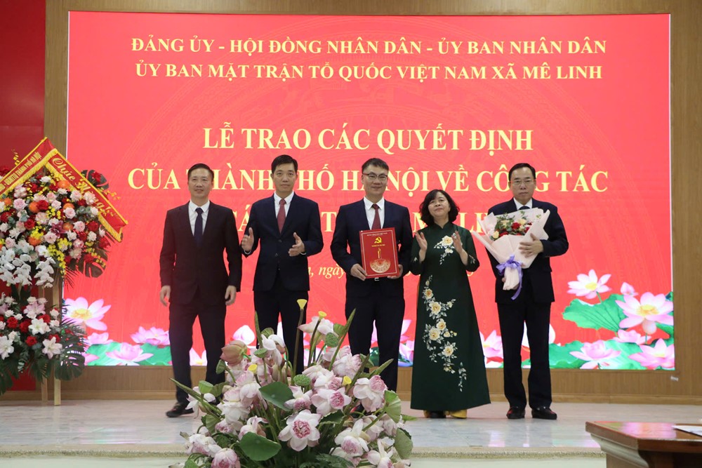 Bí thư Thành ủy Hà Nội trao các quyết định về công tác cán bộ tại xã Mê Linh và Quang Minh - ảnh 2