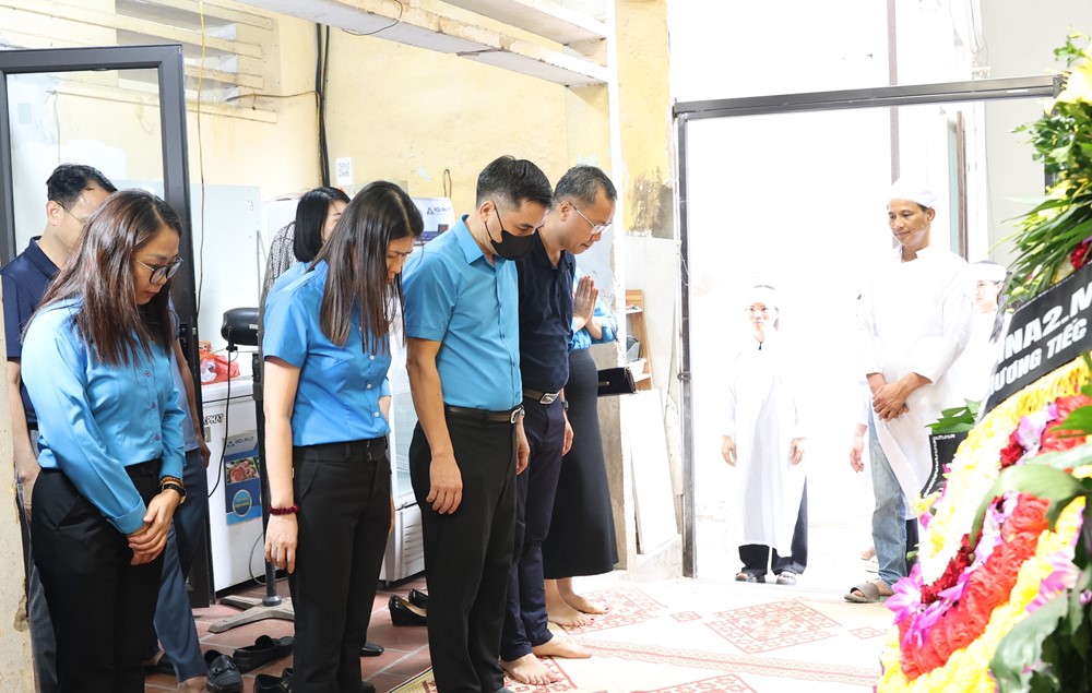 Lãnh đạo LĐLĐ thành phố Hà Nội chia buồn cùng gia đình đoàn viên bị thiệt mạng trong vụ lật tàu ở Quảng Ninh - ảnh 1