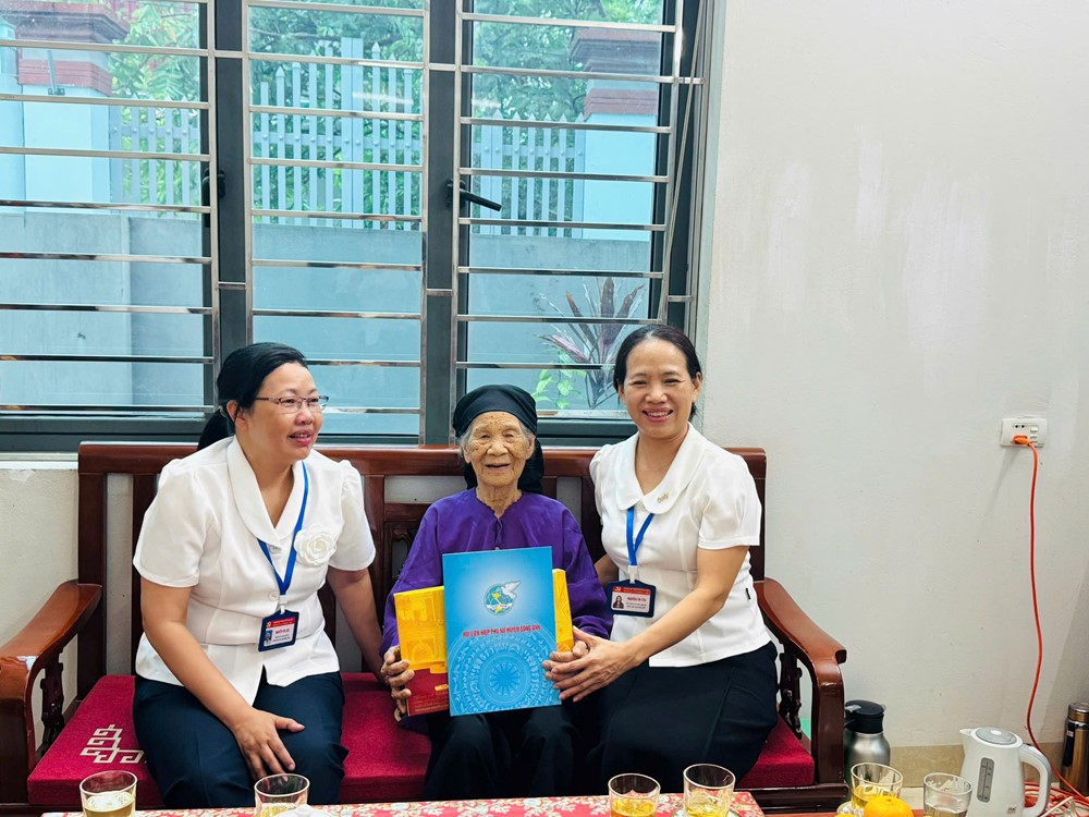 Phụ nữ xã Đông Anh tri ân người có công trên địa bàn - ảnh 1
