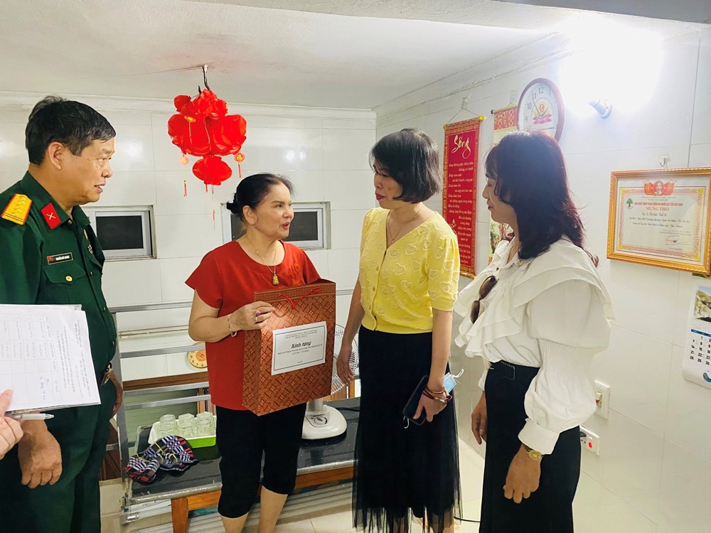 Phường Ngọc Hà: Thăm, tặng quà gia đình hội viên phụ nữ là gia đình chính sách - ảnh 1