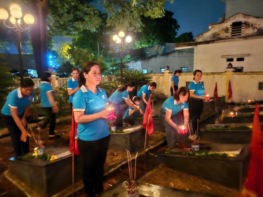 Gần 300 cán bộ, hội viên phụ nữ thắp nến tri ân kỷ niệm 78 năm ngày Thương binh Liệt sĩ - ảnh 6