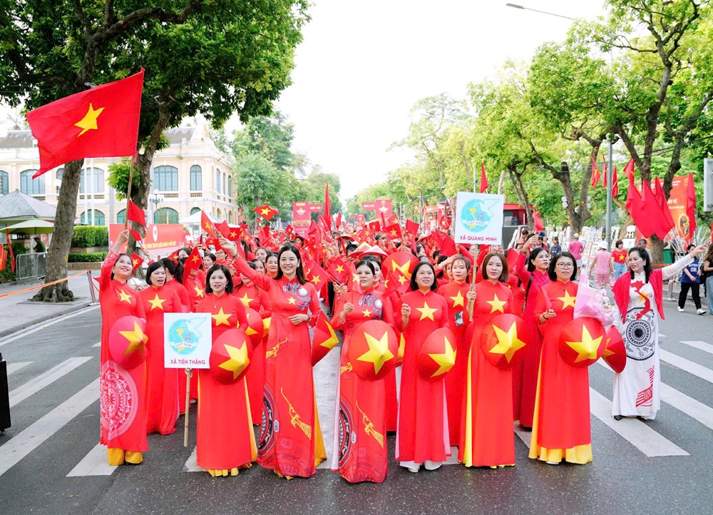 400 cán bộ, hội viên viếng Lăng Bác và đồng diễn áo dài nhân kỷ niệm 80 năm Quốc khánh - ảnh 11