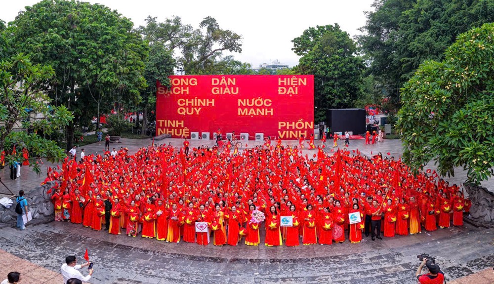 400 cán bộ, hội viên viếng Lăng Bác và đồng diễn áo dài nhân kỷ niệm 80 năm Quốc khánh - ảnh 4