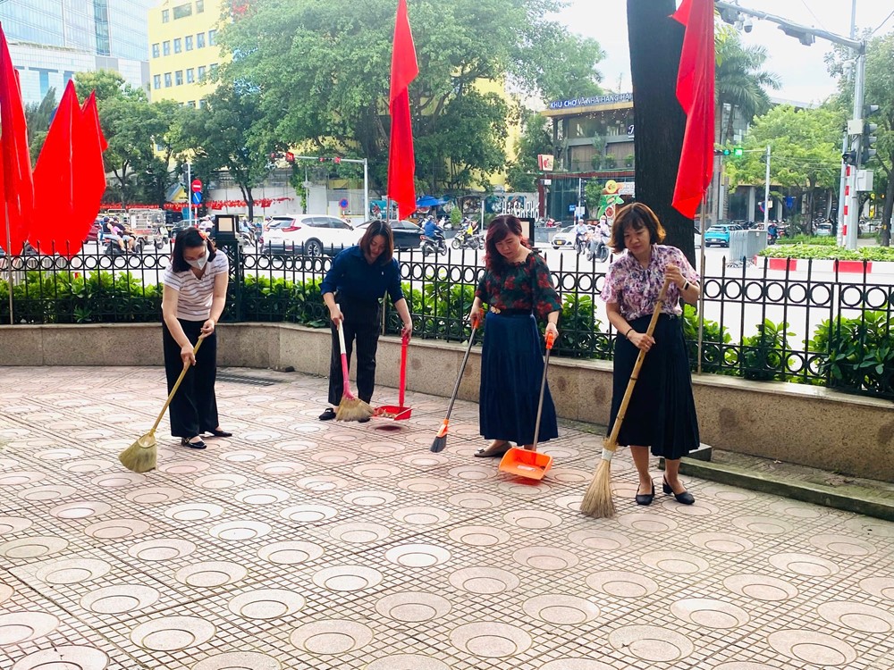 Hội LHPN phường Ngọc Hà: Ra quân tổng vệ sinh môi trường chào mừng Đại lễ 2/9 - ảnh 11