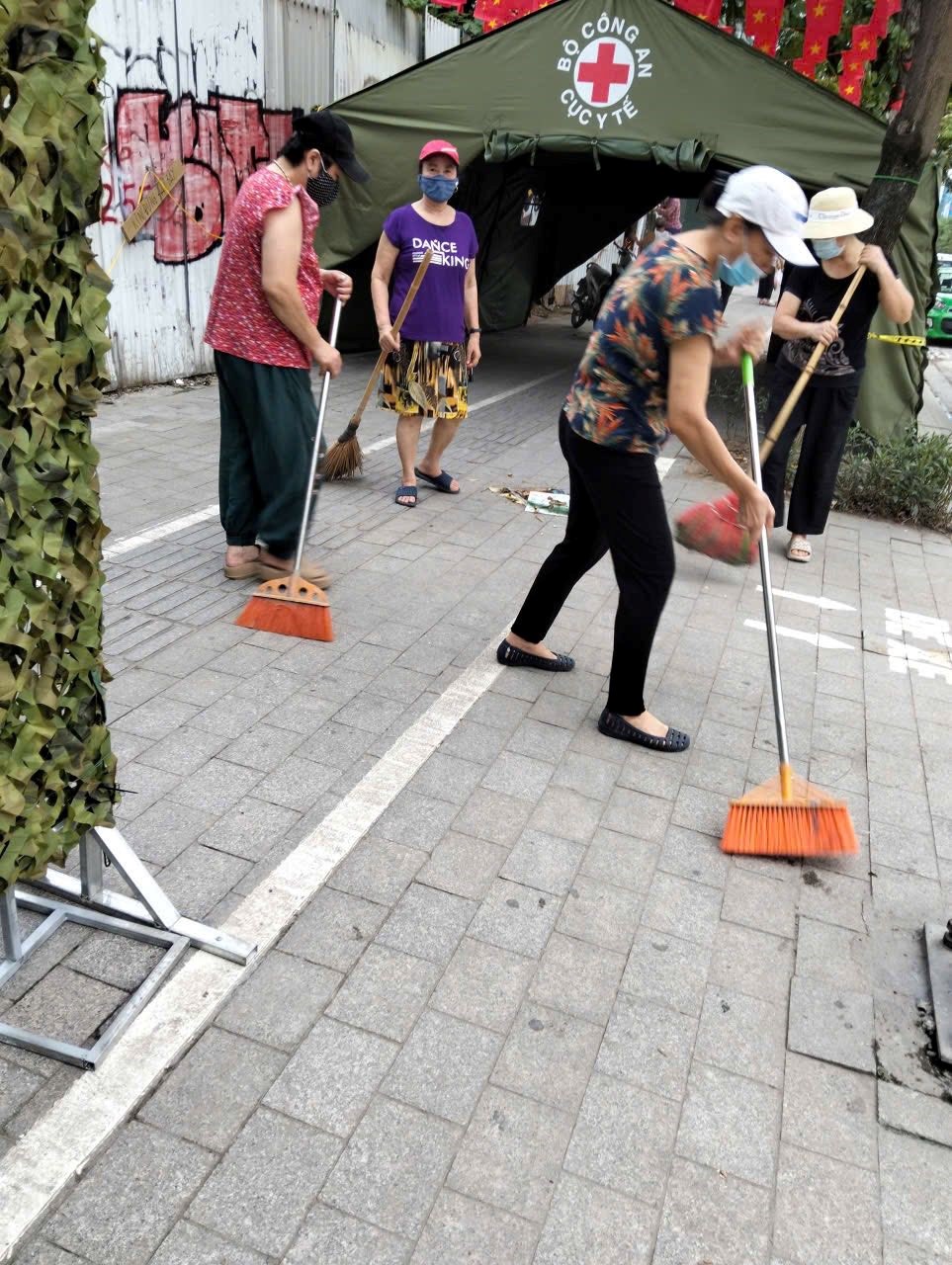 Hội LHPN phường Ngọc Hà: Ra quân tổng vệ sinh môi trường chào mừng Đại lễ 2/9 - ảnh 8
