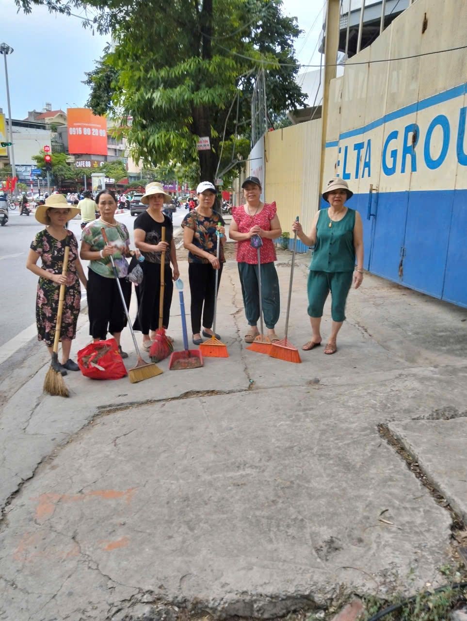 Hội LHPN phường Ngọc Hà: Ra quân tổng vệ sinh môi trường chào mừng Đại lễ 2/9 - ảnh 6