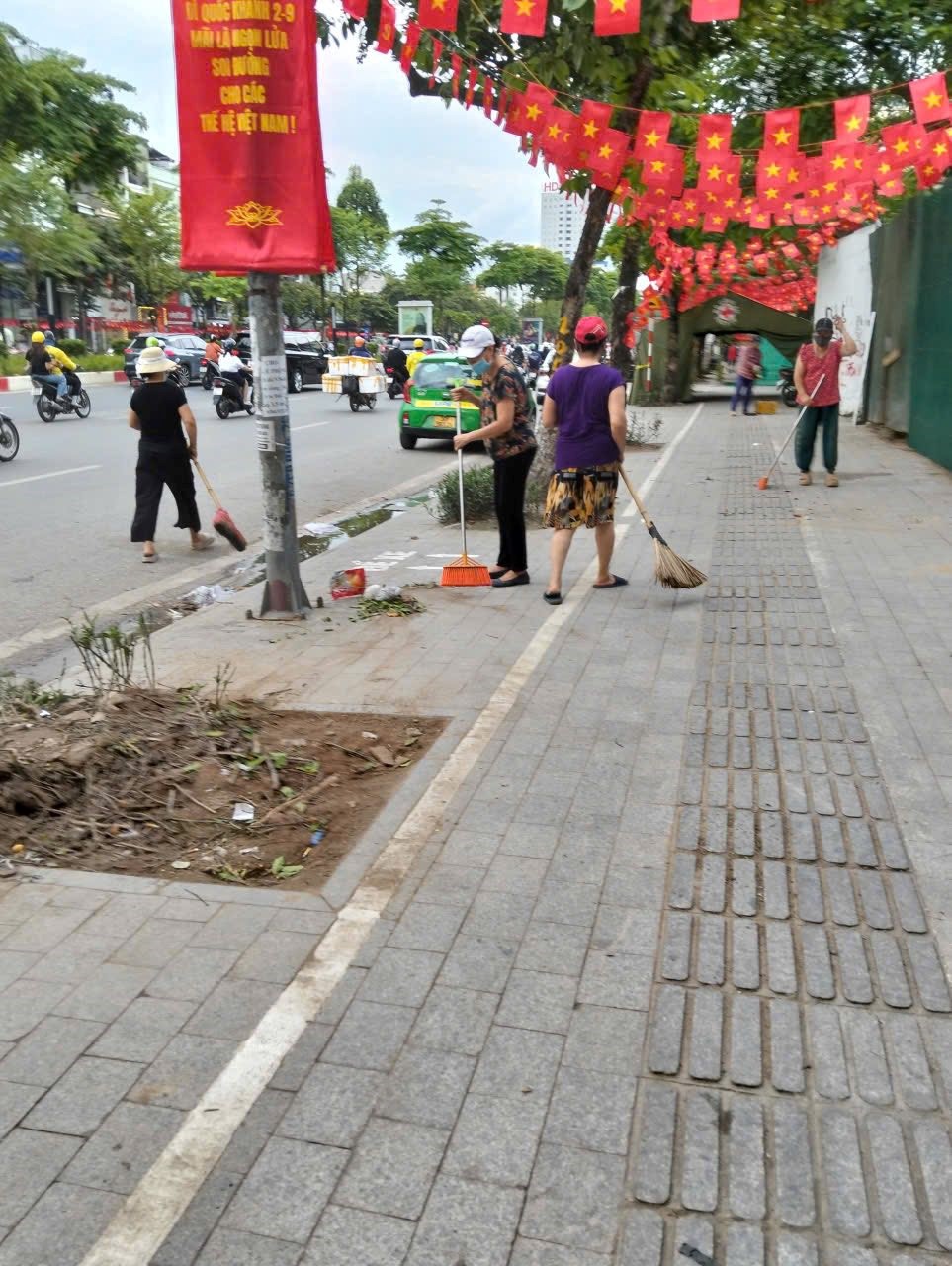 Hội LHPN phường Ngọc Hà: Ra quân tổng vệ sinh môi trường chào mừng Đại lễ 2/9 - ảnh 4