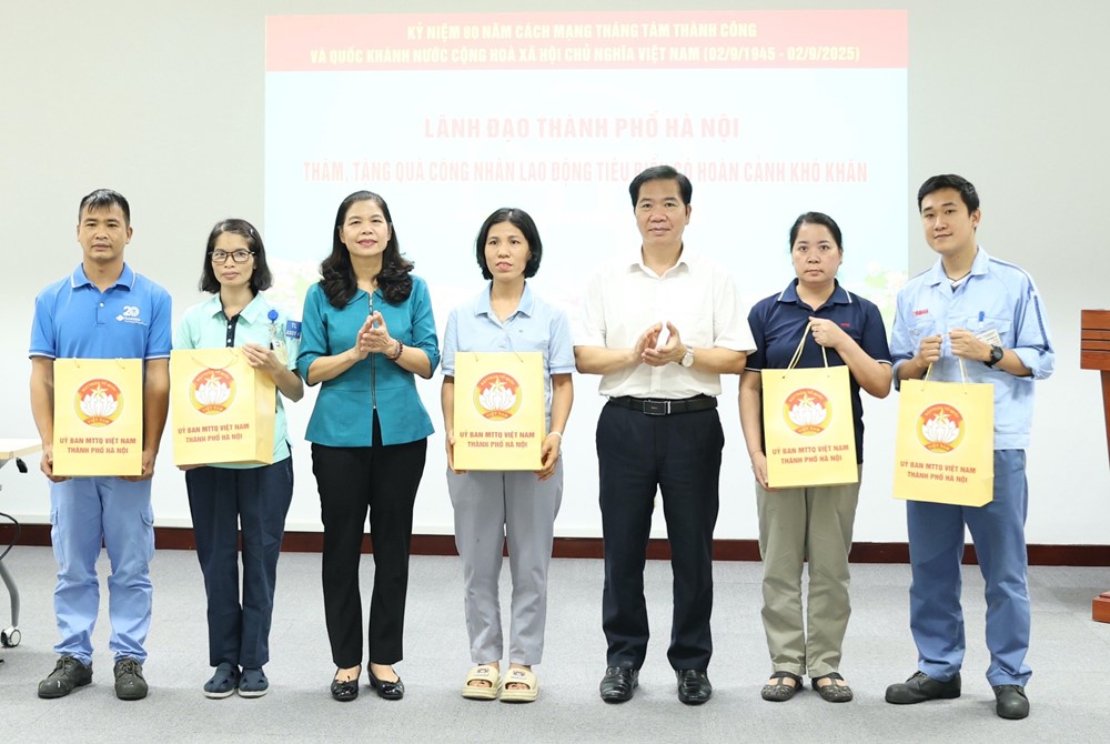 Phó Chủ tịch Ủy ban MTTQ Việt Nam thành phố Hà Nội Đặng Thị Phương Hoa thăm, tặng quà công nhân lao động - ảnh 1