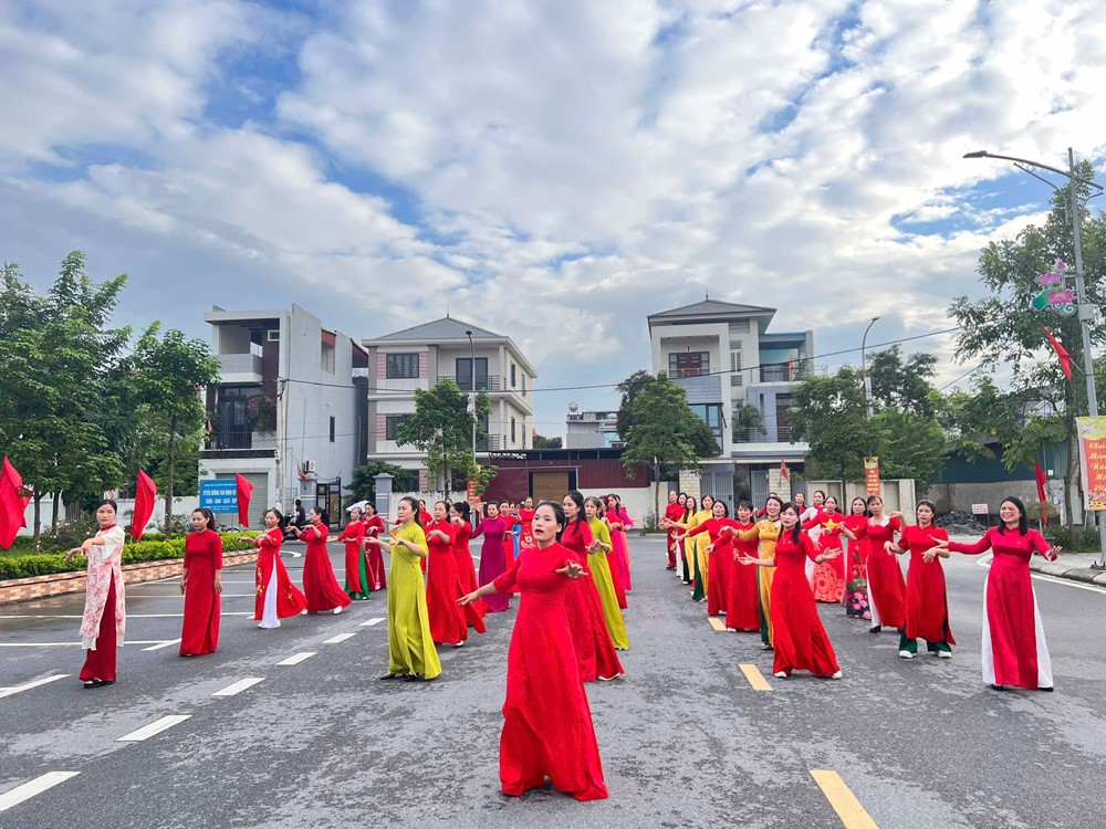 500 cán bộ, hội viên phụ nữ xã Thư Lâm đồng diễn dân vũ tại 3 điểm cầu - ảnh 4