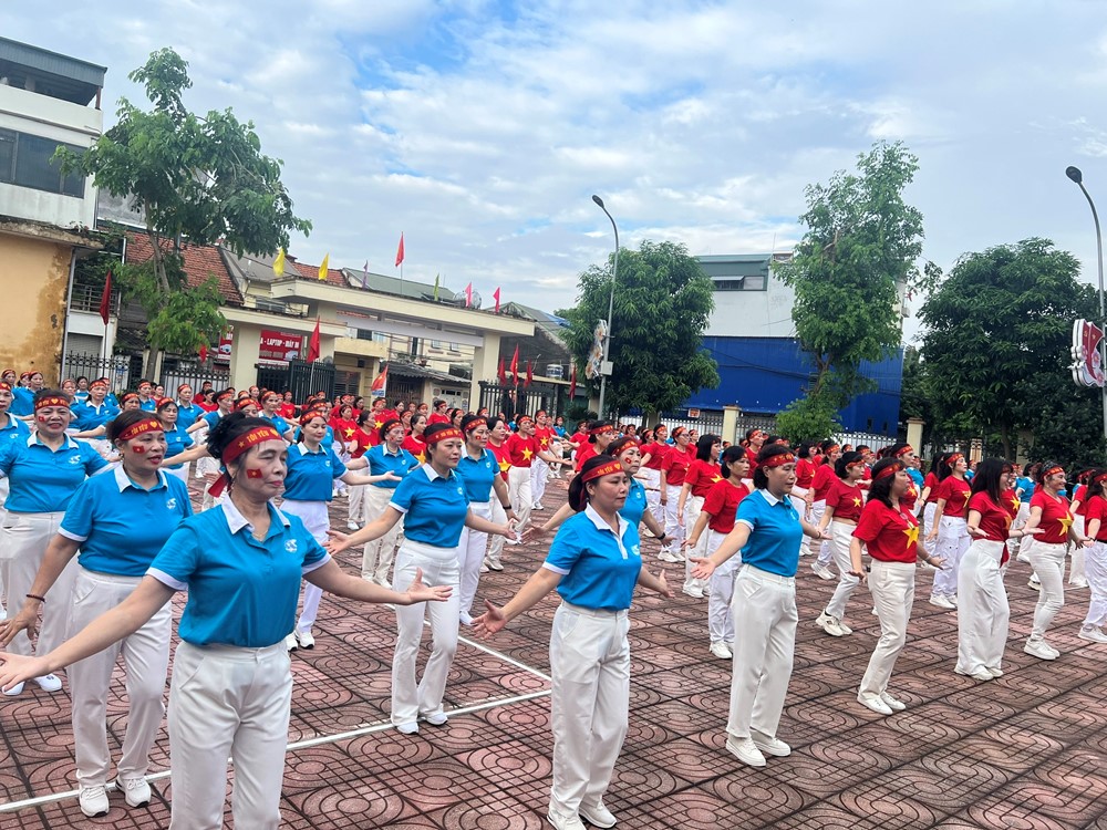 500 cán bộ, hội viên phụ nữ xã Thư Lâm đồng diễn dân vũ tại 3 điểm cầu - ảnh 3