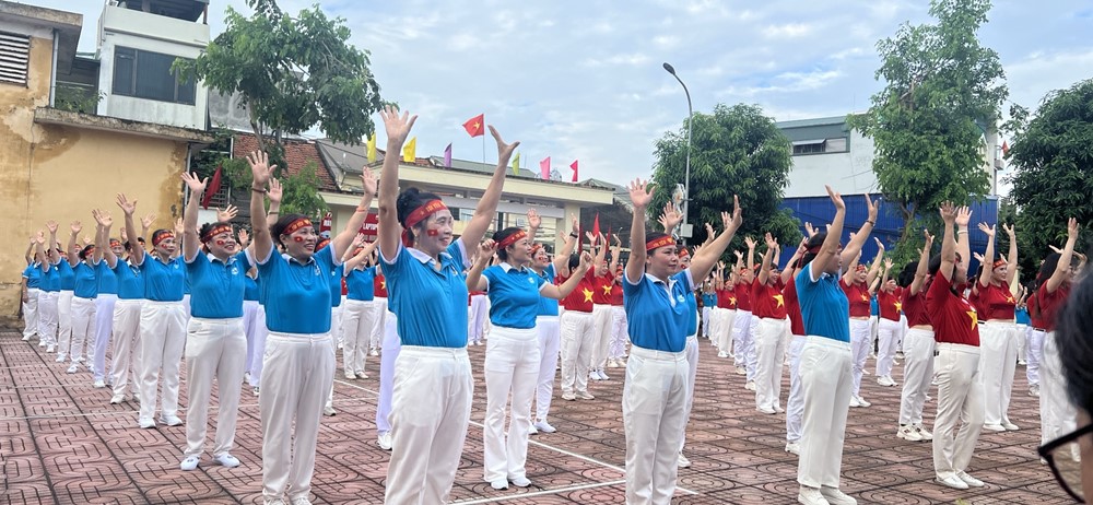500 cán bộ, hội viên phụ nữ xã Thư Lâm đồng diễn dân vũ tại 3 điểm cầu - ảnh 2