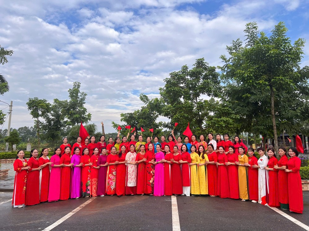 500 cán bộ, hội viên phụ nữ xã Thư Lâm đồng diễn dân vũ tại 3 điểm cầu - ảnh 1