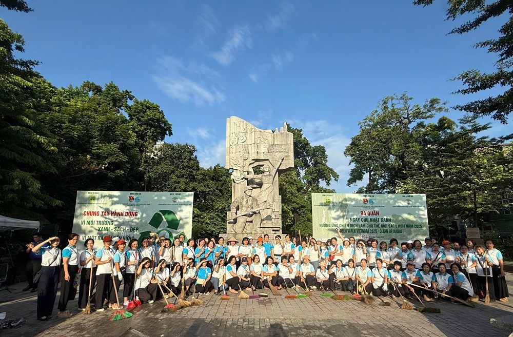 Hội LHPN phường Ba Đình: Phối hợp ra quân hưởng ứng Chiến dịch “Làm cho Thế giới sạch hơn” năm 2025 - ảnh 1