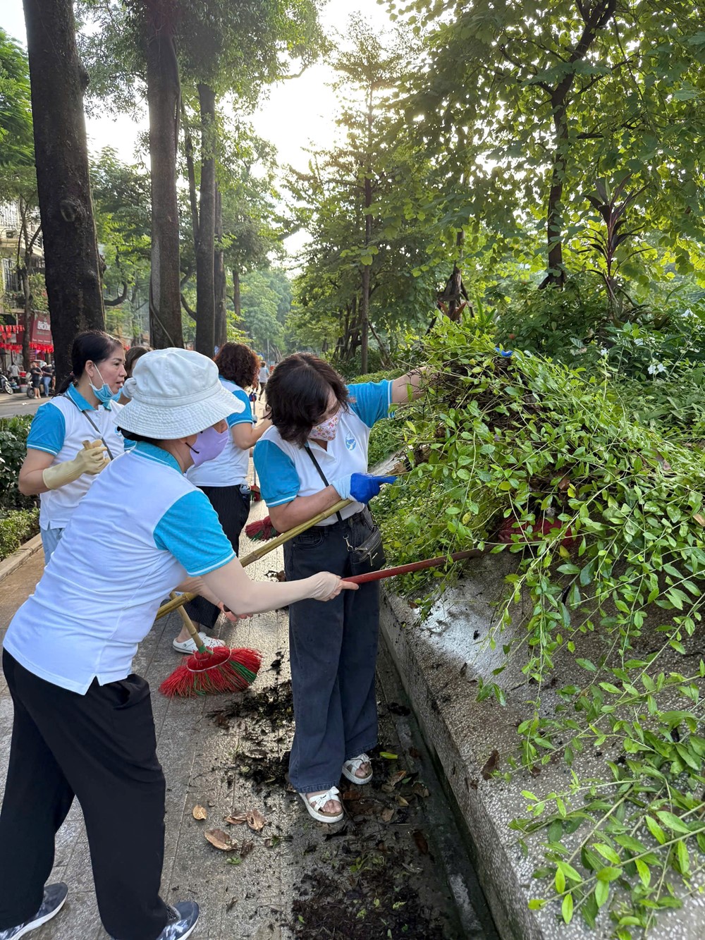 Hội LHPN phường Ba Đình: Phối hợp ra quân hưởng ứng Chiến dịch “Làm cho Thế giới sạch hơn” năm 2025 - ảnh 7