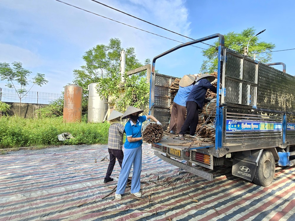 Hội LHPN xã Thư Lâm: Khẩn trương hỗ trợ người dân phòng, chống lũ lụt - ảnh 3