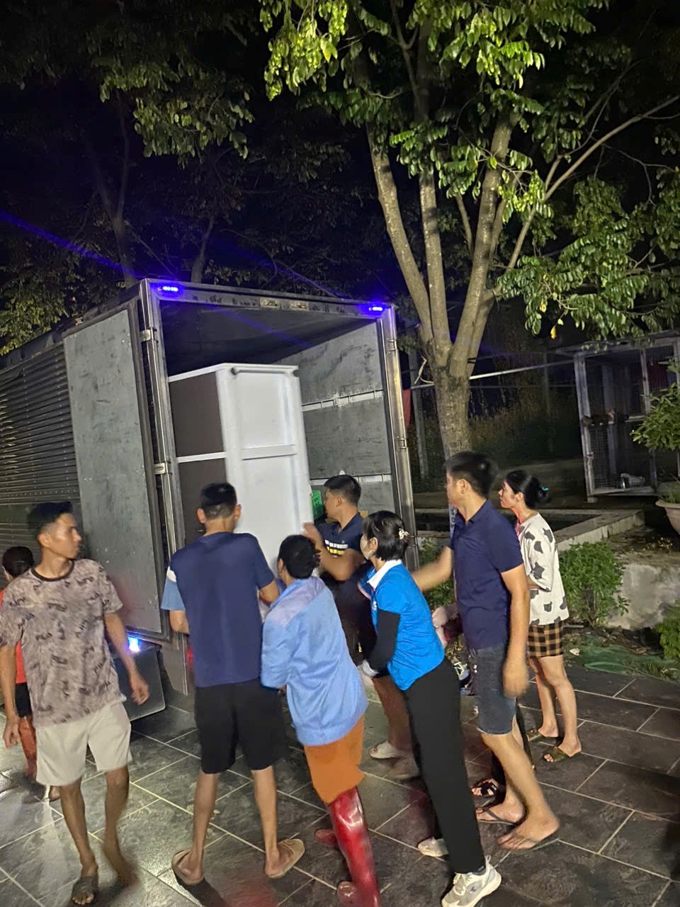 Hội LHPN xã Thư Lâm: Khẩn trương hỗ trợ người dân phòng, chống lũ lụt - ảnh 1