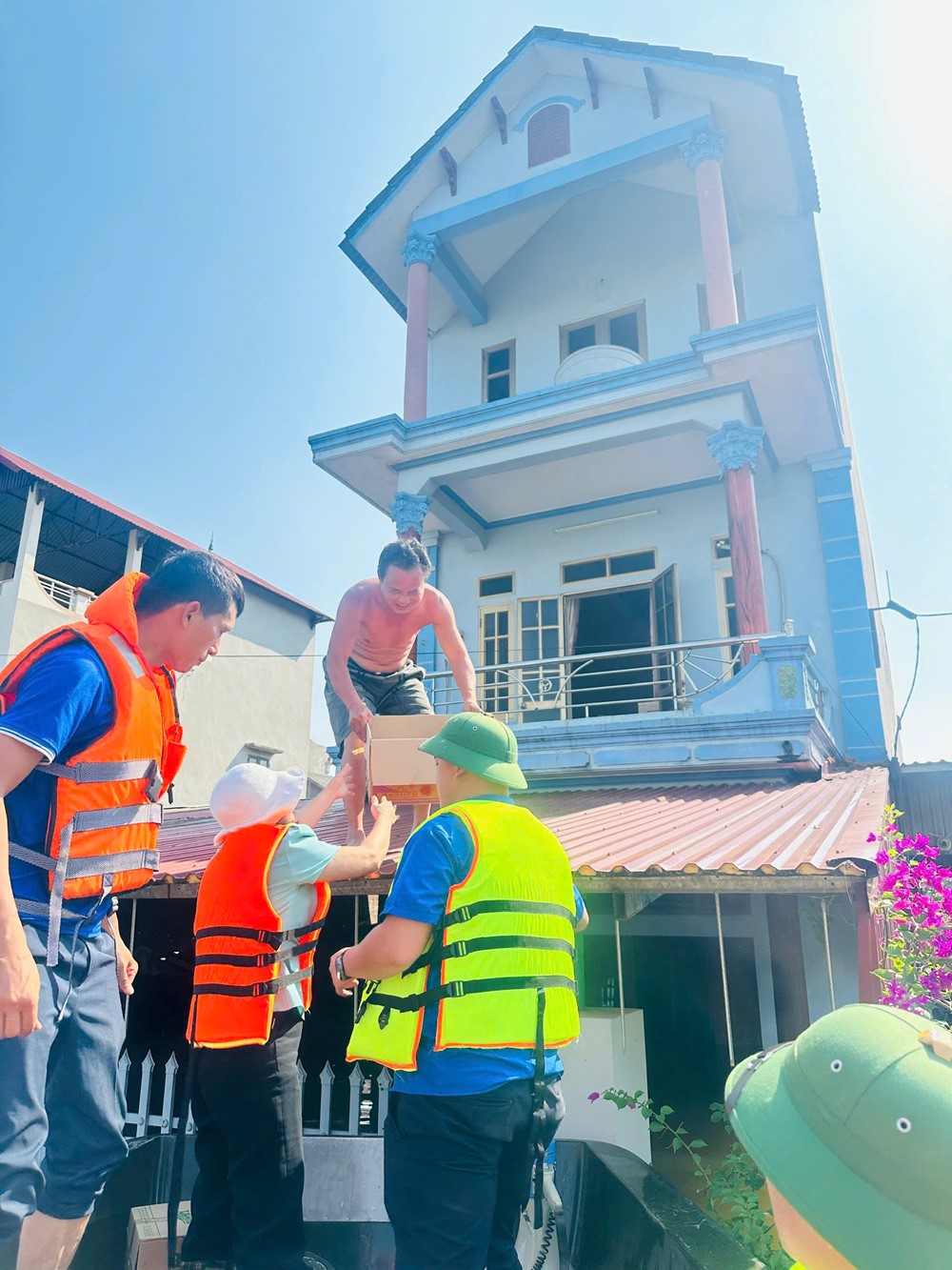 Hội LHPN xã Thư Lâm: Lan tỏa tinh thần đại đoàn kết – sẻ chia cùng các hộ dân vùng ngập lũ - ảnh 2