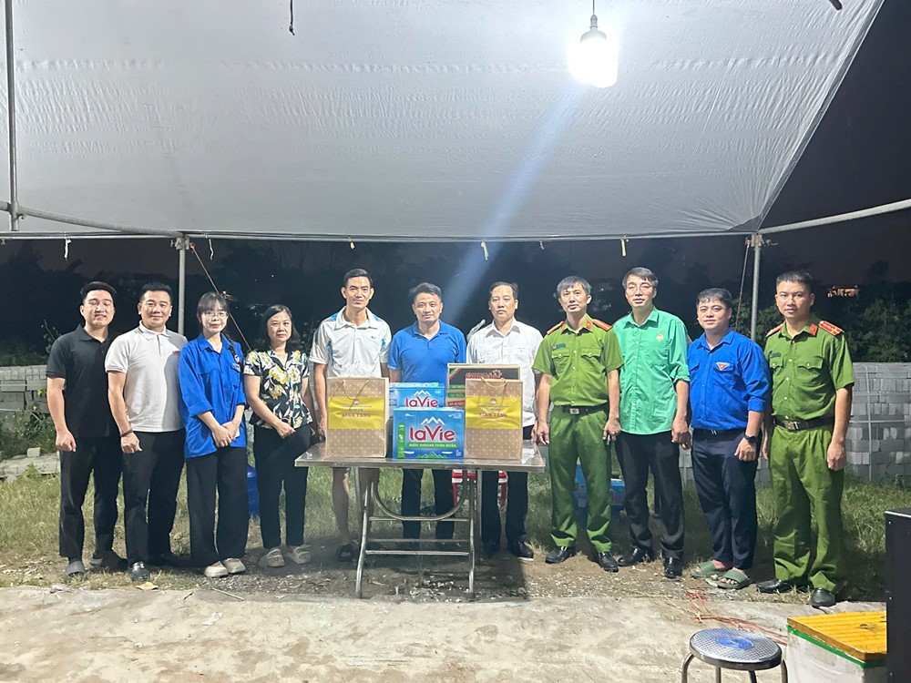 Hội LHPN xã Thư Lâm: Lan tỏa tinh thần đại đoàn kết – sẻ chia cùng các hộ dân vùng ngập lũ - ảnh 1