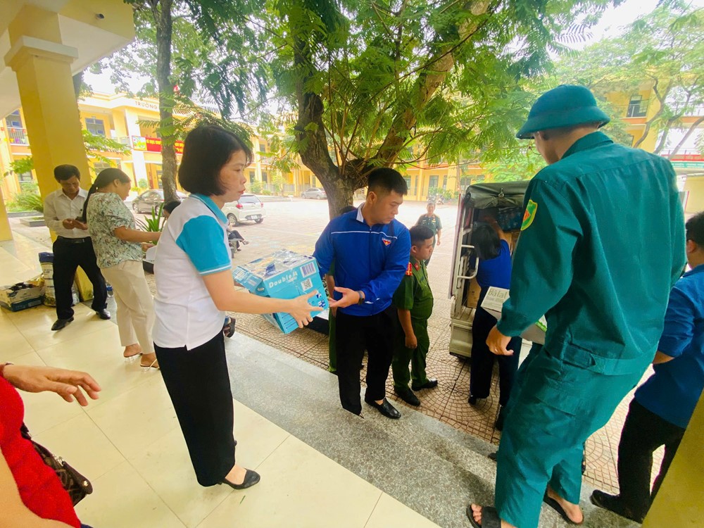 Phường Ngọc Hà: Chia sẻ khó khăn với người dân vùng ngập lụt - ảnh 4