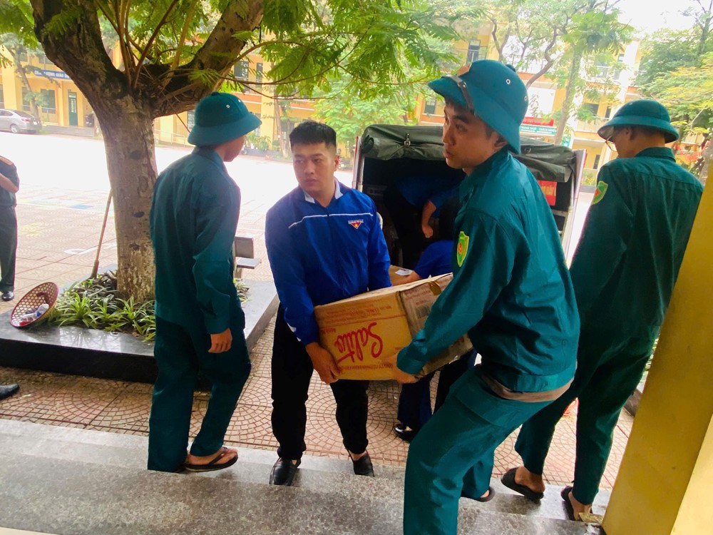 Phường Ngọc Hà: Chia sẻ khó khăn với người dân vùng ngập lụt - ảnh 2