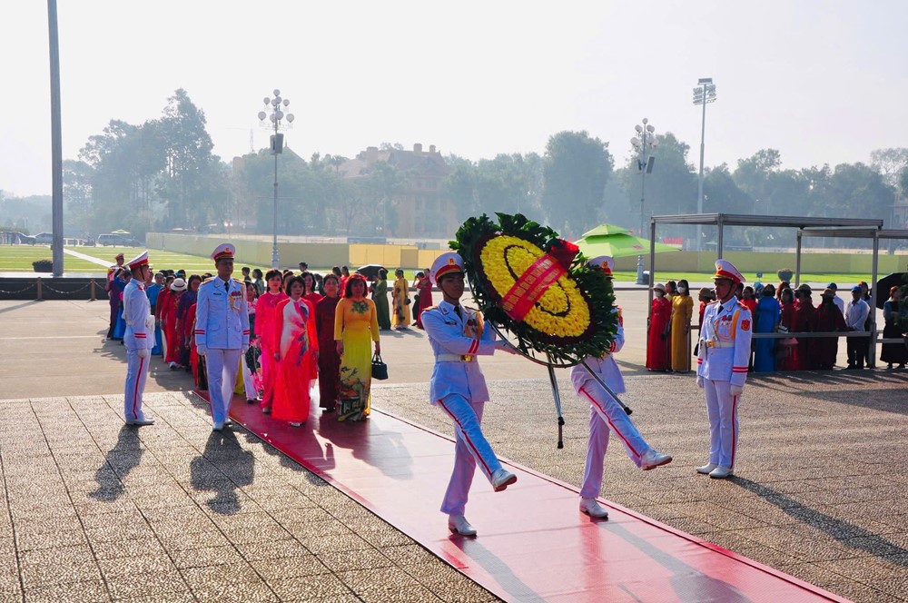 Đoàn đại biểu Hội LHPN phường Ngọc Hà vào Lăng viếng Chủ tịch Hồ Chí Minh - ảnh 1